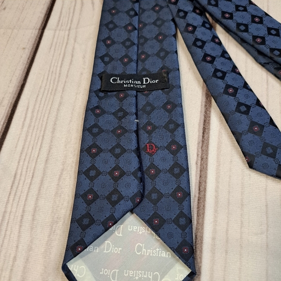 Christian Dior Elegant Blue, Black, and Red Patterned Tie - Picture 3 of 7
